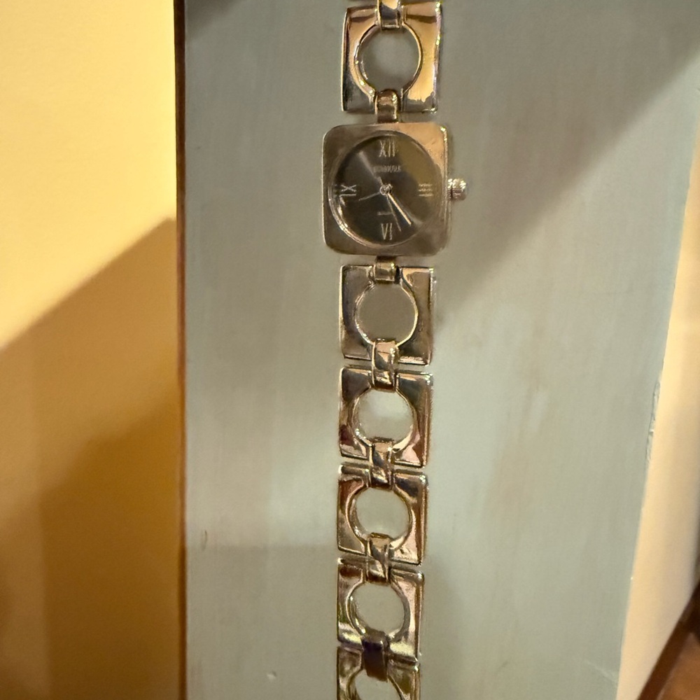 Quartz Metallic Women’s Watch - Picture 4 of 4